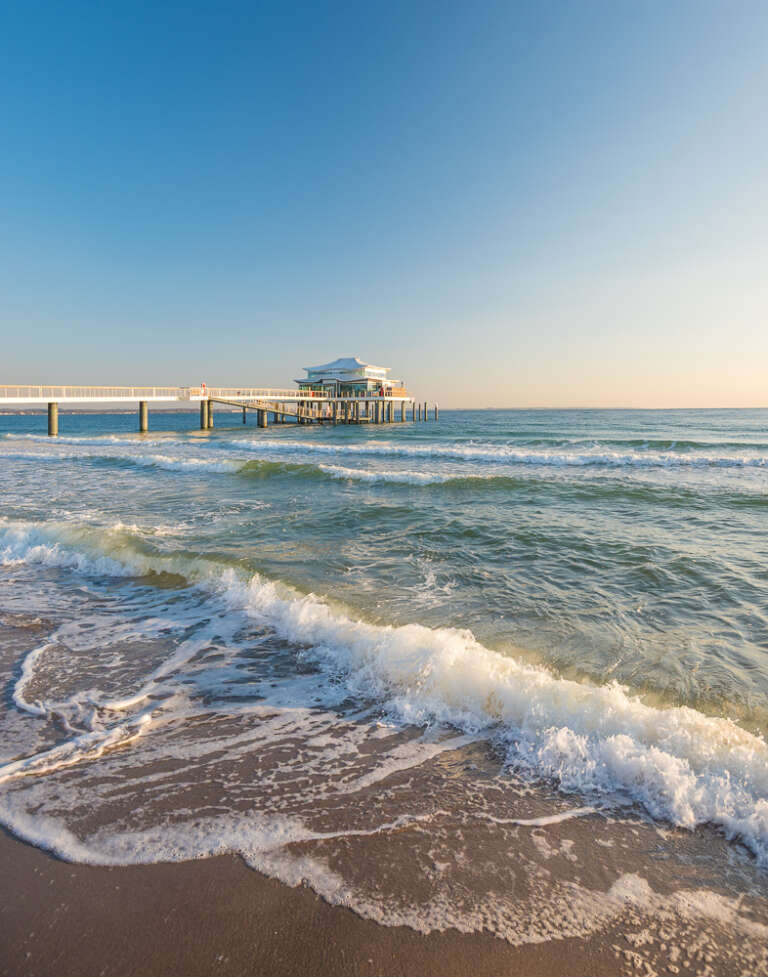 Meeresfotografie – „Frische Morgenwelle am Timmendorfer Strand“