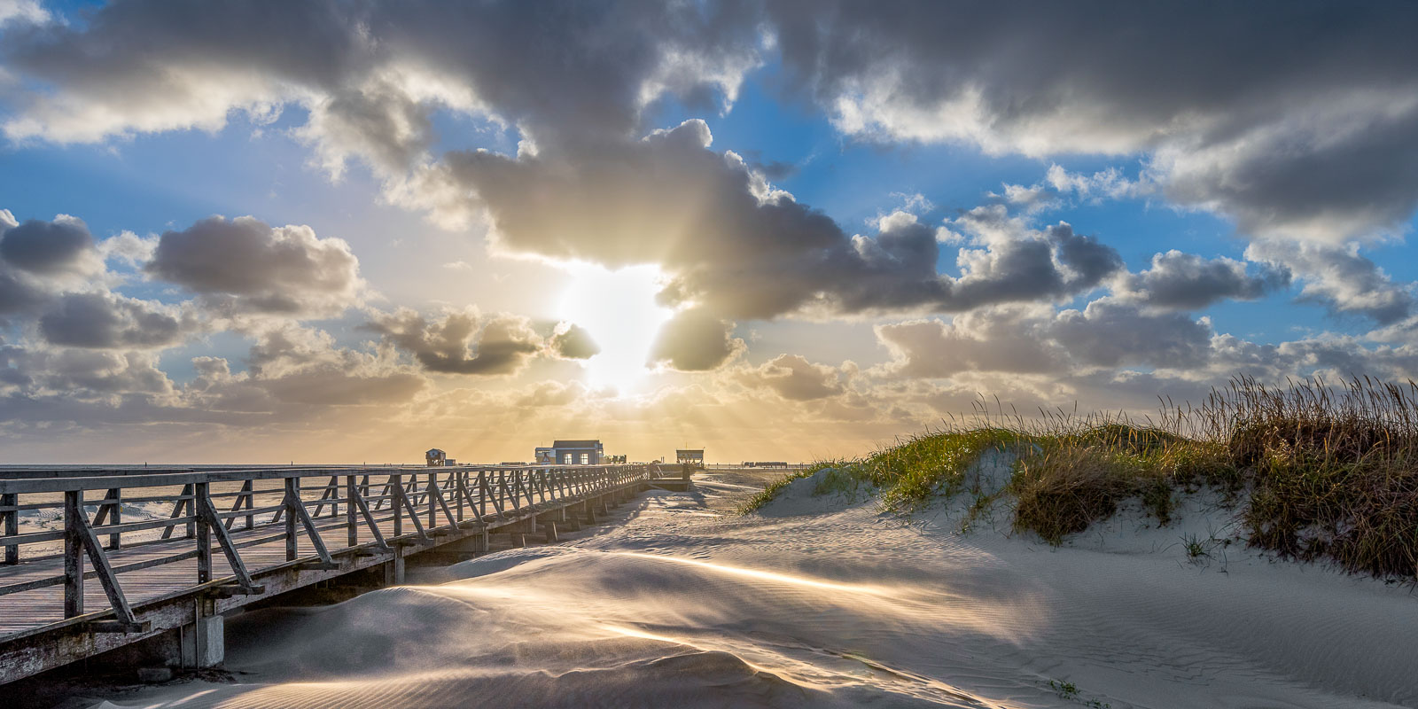 Meeresfotografie – Strandbrücke bei Sturm
